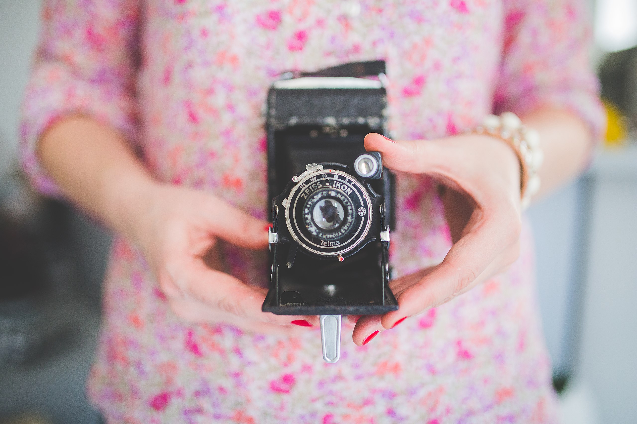 hands-woman-camera-girl-large